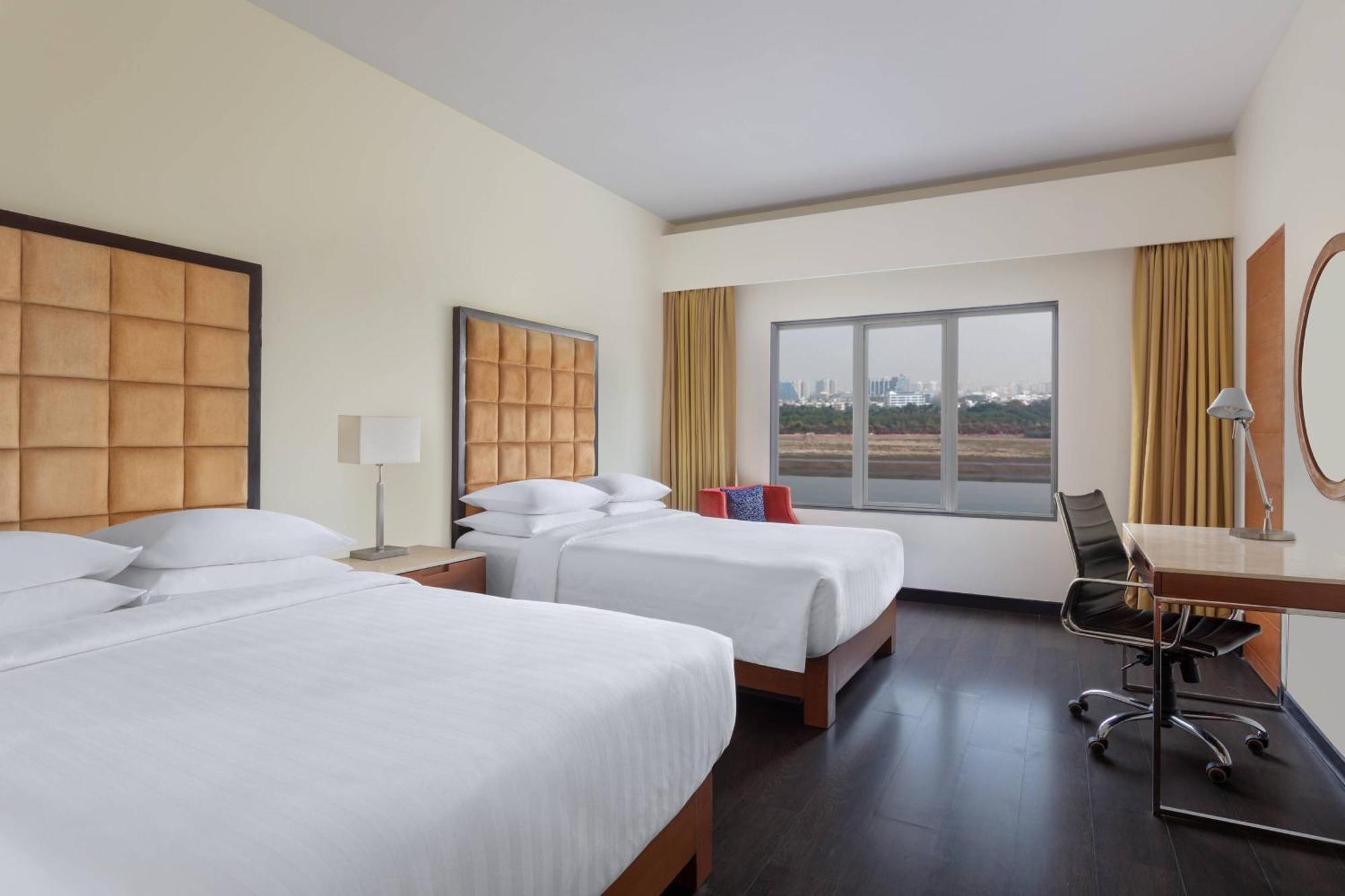 Surat Marriott Hotel מראה חיצוני תמונה