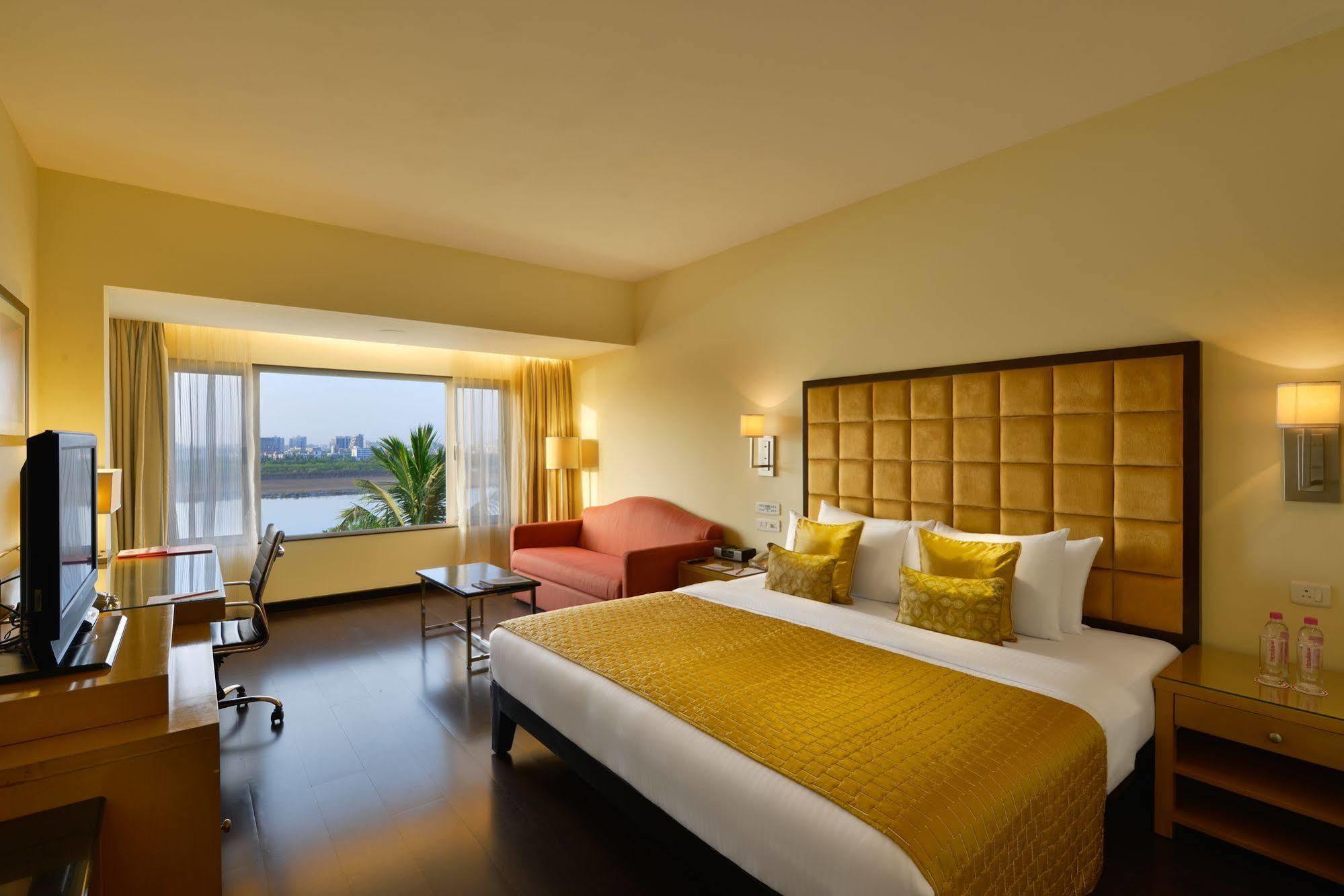 Surat Marriott Hotel מראה חיצוני תמונה